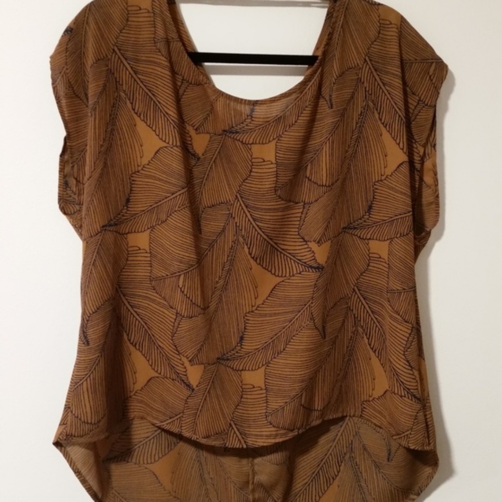 Hi Lo palm print top